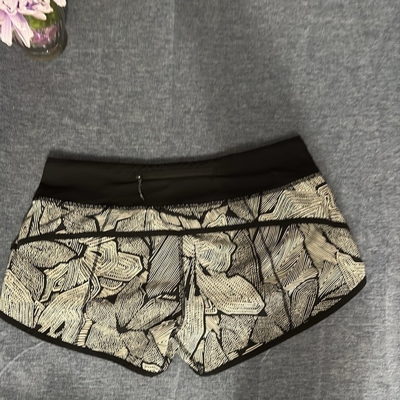 Lululemon Speed Shorts Patterned Floral Athletic Running Shorts Women's 6 - Picture 2 of 5